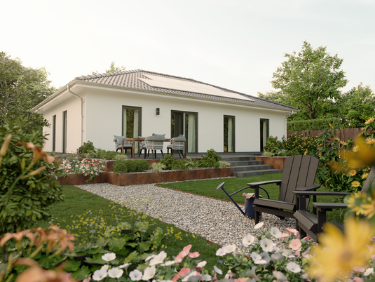 Bungalow 110 vom Garten aus gesehen mit großzügiger Fensterfront, moderner Architektur und PV-Anlage