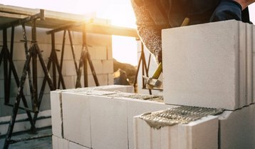 Steine setzen auf der Baustelle