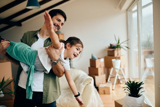 Vater spielt mit Tochter
